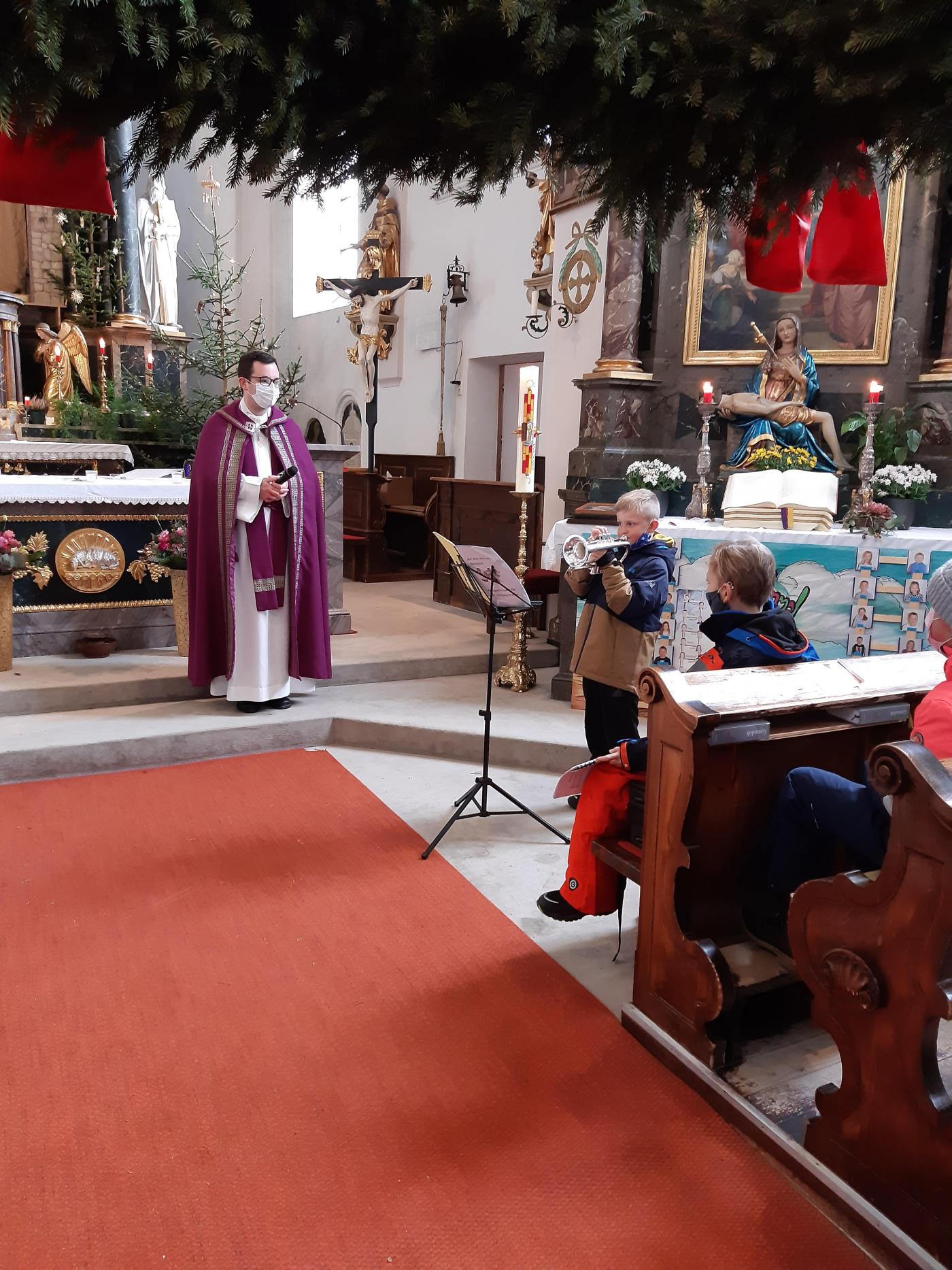 Adventfeier Raphael spielt mit dem Flügelhorn