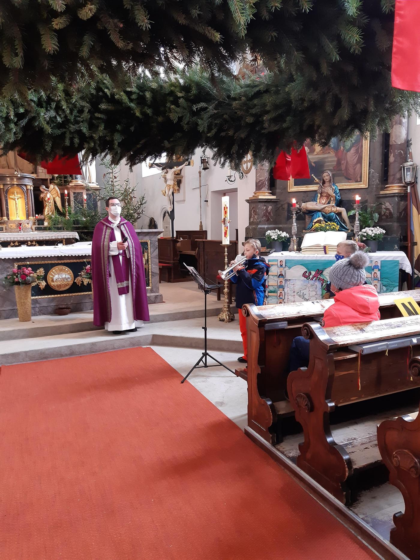 Tim spielt mit seinem Flügelhorn weihnachtliche Klänge