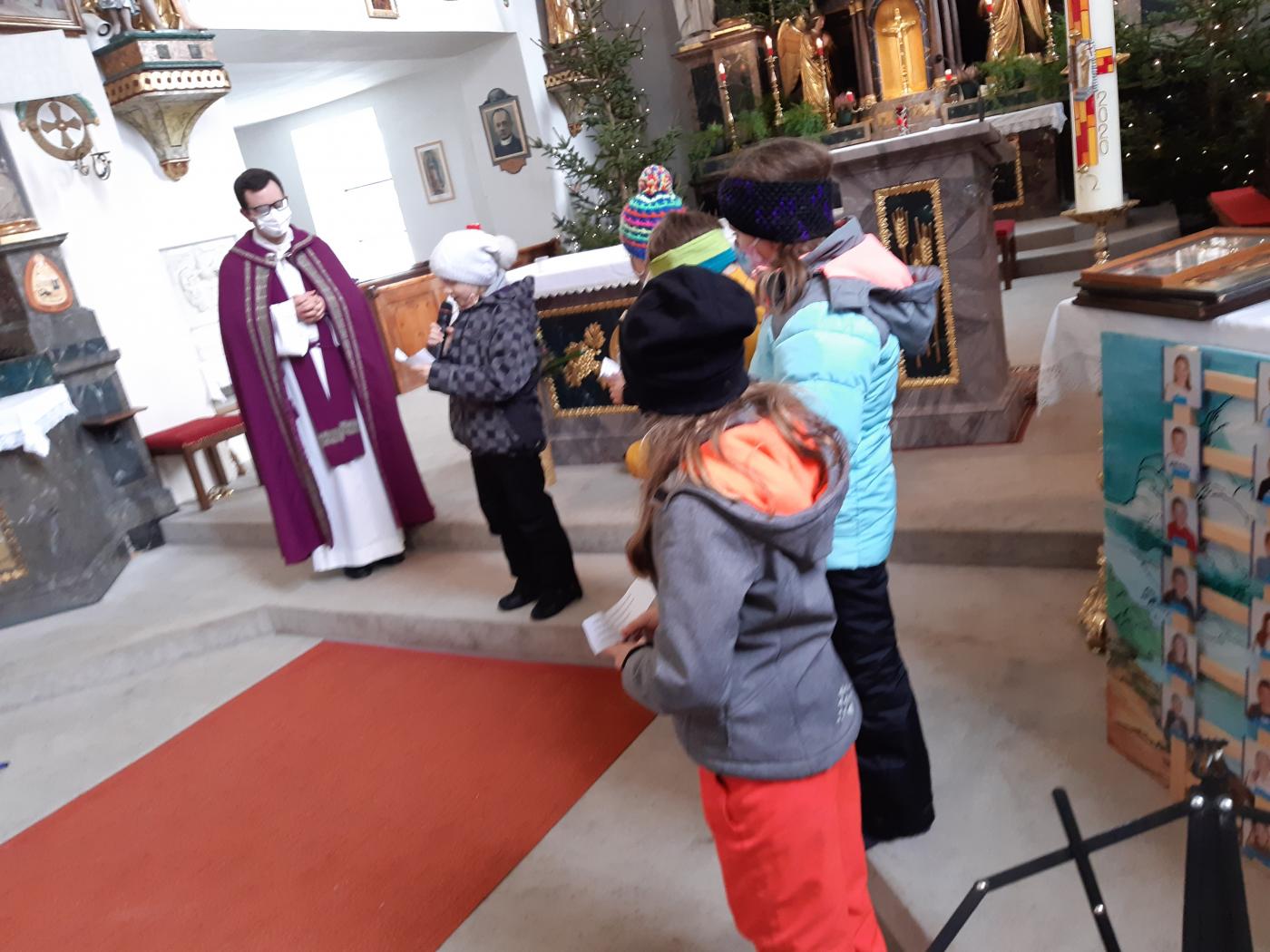 Kinder der 3a Klasse lesen Texte vor