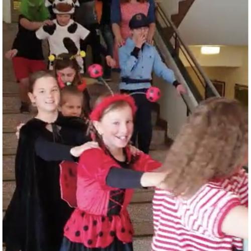 Polonaise durchs Schulhaus