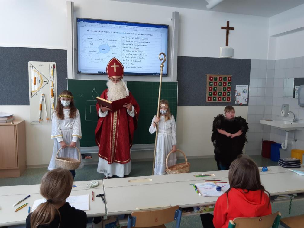 Trotz Corona besuchte uns heuer der Nikolaus mit seinen Engeln und einem Klaubauf. Die Kinder haben sich sehr darüber gefreut.